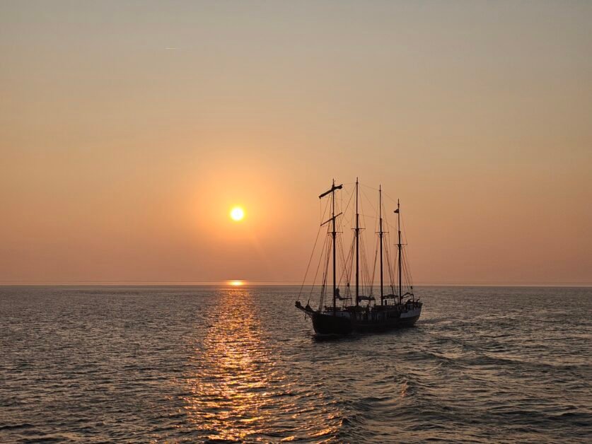 Zonsondergang boot zee